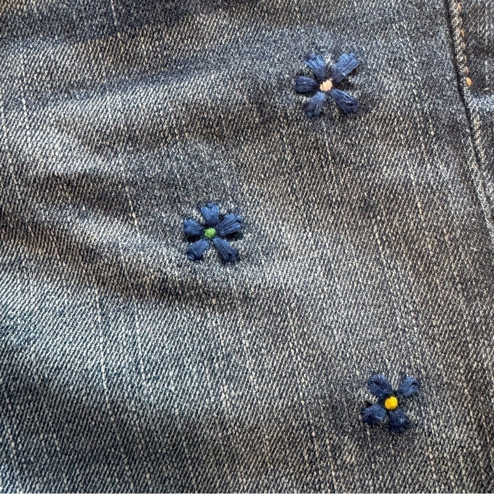 NWT Levi's Women’s Flower Embroidered Blue Jean Classic Mid Rise Size 27 Shorts - Picture 5 of 6
